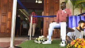 奇的屍體被直接擺在靈堂門口，像是在迎接前來參加喪裡的親友。（圖／翻攝自Facebook／denniesfuneralhome）