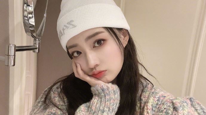甄嬛妹變女神！毛衣穿搭洩白皙辣長腿