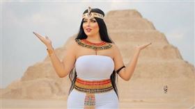 希米扮成火辣法老，在金字塔前擺姿勢。（圖／翻攝自instagram／salma.elshimy.officiall）