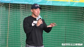 郭泓志擔任青棒投捕訓練營營長。（圖／記者王怡翔攝影）