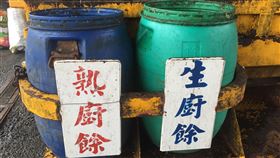 雲林生熟廚餘強制分收雲林縣環保局表示，1日起生廚餘、熟廚餘強制分收，堆肥、養豬用途各不同，垃圾車或資源回收車後方的綠桶、藍桶有別（圖），壓克力字板並提醒民眾注意。中央社記者葉子綱攝  106年9月1日
