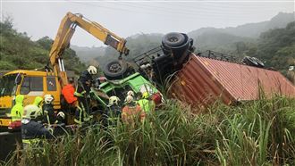 基隆貨櫃車翻覆　男駕駛下半身受困