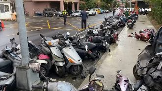 三重翁衝撞路邊車格　數十輛機車全毀