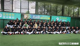 郭泓志擔任訓練營營長，指導青棒球員。（圖／記者王怡翔攝影）