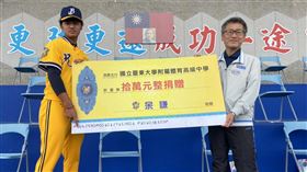 余謙與陳明志校長捐贈合影。（圖／蜂巢行銷提供）