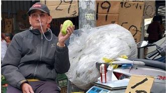 化療插鼻胃管　芭樂伯寒風中擺攤謀生