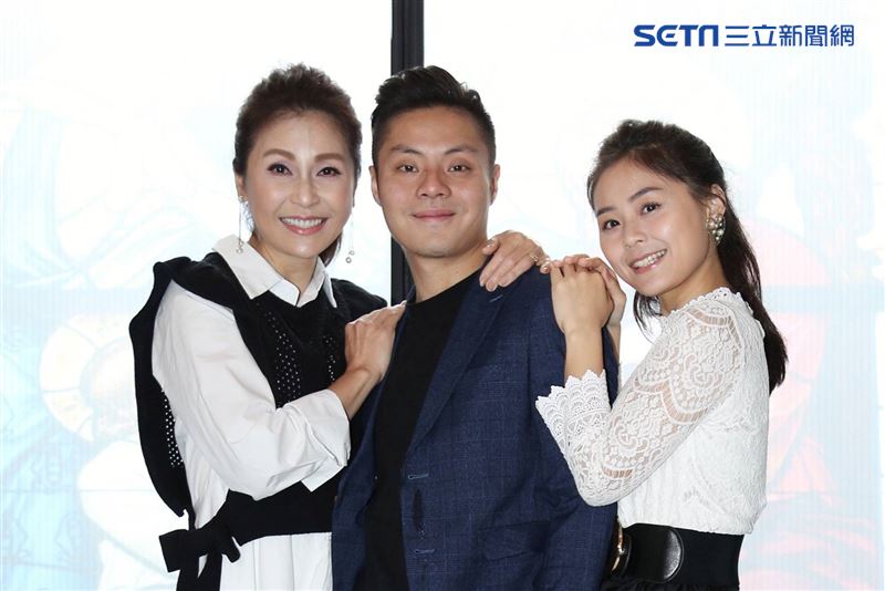 梁佑南（左）2020年替兒子方璿（中）餐酒館站台，右為方琦。（圖／資料照）