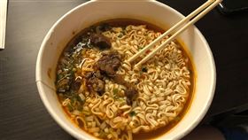 住飯店必吃泡麵才有感覺？一張照片釣出老司機給了正解（圖／翻攝自爆廢1公社）