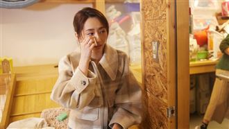 柯佳嬿慟別毛孩　親赴告別式哭到脫妝