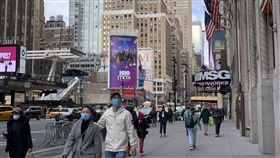 紐約客普遍戴口罩  街頭景象改變2019冠狀病毒疾病疫情爆發後，紐約客在政府積極宣導下養成出門戴口罩的習慣，與疫情前景象形成極大對比。中央社記者尹俊傑紐約攝  109年11月18日