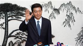 駱惠寧頭戴三帽  成觀察中聯辦地位指標香港政策研究所香港願景計畫高級研究員林緻茵指，身兼港澳辦副主任、中聯辦主任，和港府國家安全委員會國安顧問的駱惠寧在治港體系中的角色，是未來觀察中聯辦如何行使「監督權」的重要指標。（中新社提供）中央社　109年11月23日