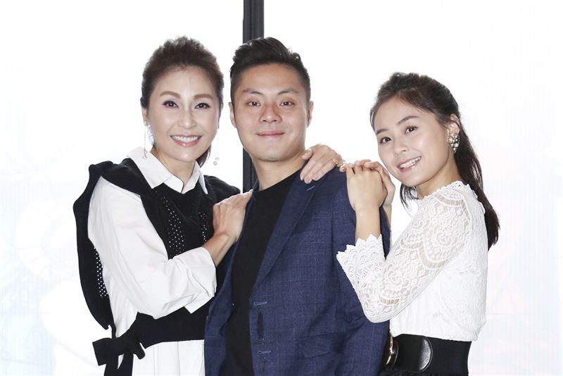 梁佑南、方琦及兒子方璿開新餐廳。（圖／記者楊澍攝影）