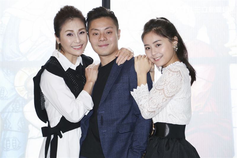 梁佑南、方琦及兒子方璿開新餐廳。（圖／記者楊澍攝影）