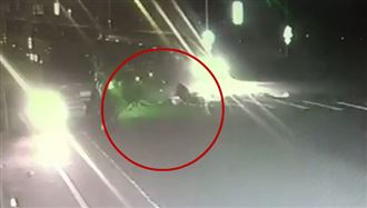 未依號誌左轉　男大生騎車遭撞飛身亡