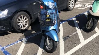 驚見4機車斜停車格　瞎占身障專用區