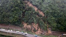 落石,台鐵猴硐-瑞芳路線因豪雨中斷（圖／翻攝自林佳龍臉書）