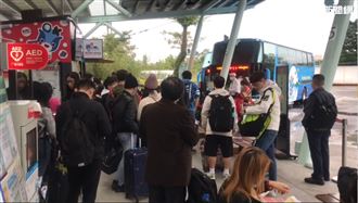 旅客塞爆宜蘭轉運站！全因落石斷鐵路