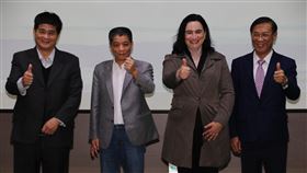 宏都拉斯大使訪南投  盼雙方產業交流增宏都拉斯駐台大使寶蒂絲妲（Eny Yamileth Bautista Guevara）（右2）4日拜訪南投縣長林明溱（右）、議長何勝豐（左2）等人，盼雙邊在農業及工商產業投資能有更多合作機會。中央社記者蕭博陽南投縣攝  109年12月4日