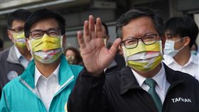 陳其邁陪同鄭文燦參訪棧貳庫（2）桃園市長鄭文燦（前右）4日下午在高雄市長陳其邁（前左）陪同下，參訪高雄景點「棧貳庫」，向民眾揮手致意。中央社記者董俊志攝　109年12月4日