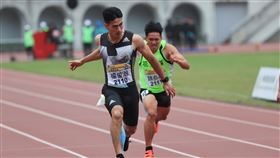 全國田徑錦標賽　楊俊瀚百米摘金（2）109全國田徑錦標賽暨排名賽4日在新北市板橋區舉行，田徑好手楊俊瀚（左）代表花蓮縣出賽，在男子100公尺決賽以10秒13奪金，並打破大會紀錄。中央社記者吳家昇攝 109年12月4日