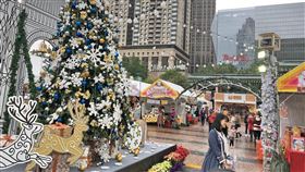 新北耶誕市集登場　充滿濃濃幸福味（1）2020新北歡樂耶誕城持續展開，4日敲響主題造景「告白幸福鐘」，宣告啟動耶誕市集，現場每逢整點會降下浪漫白雪，充滿濃厚耶誕幸福氛圍。中央社記者黃旭昇新北市攝　109年12月4日