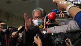▲立委陳超明離開時，強調自己絕對沒有貪汙，之後將在立法院召開記者會說明。（圖／記者楊佩琪攝）