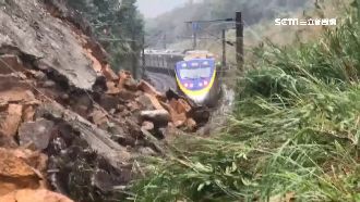 土石坍塌　台鐵險撞「落石群」畫面曝