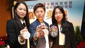109年度國光體育獎章頒獎典禮（2）109年度國光體育獎章暨運動科學研究及發展獎勵頒獎典禮4日在體育署舉行，2019世界射箭錦標賽獲得女子團體金牌的雷千瑩（中）、譚雅婷（右）與彭家楙（左）拿下二等一級獎章，雷千瑩同時也再獲得二等一級與三等二級獎章。中央社記者張新偉攝  109年12月4日