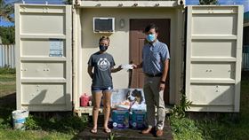 關島辦事處熱心公益中華民國駐關島辦事處處長陳盈連（右）4日拜訪關島動物關懷組織GAIN，致贈小額捐款，GAIN執行主任海德里（左）代表受贈。（中華民國駐關島辦事處提供）中央社記者石秀娟雅加達傳真　109年12月4日