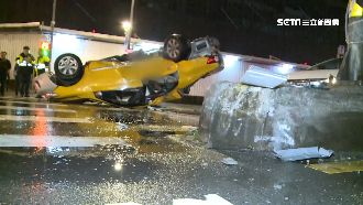 小黃打滑撞分隔島　駕駛輕傷一度受困