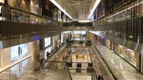 美國疫情升溫　商場空蕩衝擊零售就業隨著2019冠狀病毒疾病疫情復燃，美國11月就業復甦明顯放慢，零售業就業成長多月後再陷衰退。圖為紐約哈德遜廣場購物中心11月9日景象。中央社記者尹俊傑新澤西攝　109年12月4日