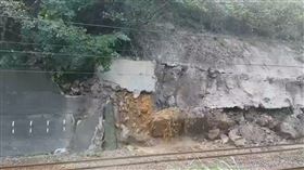 山崩,猴硐,邊坡,鐵軌,區間車.新北
