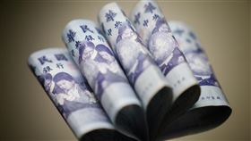 新台幣匯率收28.521元（1）台北外匯市場新台幣兌美元4日收盤收28.521元，大升1.47角，創23年新高，成交金額15.65億美元。中央社記者徐肇昌攝　109年12月4日