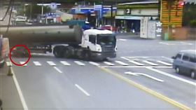 油罐車,車禍,車底,騎士,機車,苗栗