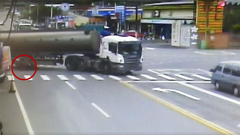 油罐車內輪差＋視野死角　騎士險喪命