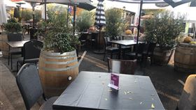 舊金山6日至明年1月4日居家防疫　嚴禁戶外用餐加州疫情不斷升溫，舊金山灣區展開新的居家避疫時間表，自12月6日到明年1月4日為止，也就是整個耶誕、新年假期擴大封鎖相關經濟活動。圖為舊金山當地餐廳圍起路邊，提供戶外用餐一景。中央社記者周世惠舊金山攝　109年12月5日