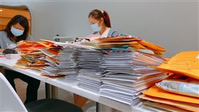 「台灣聖誕老公公」收信量增加「台灣聖誕老公公」12月開始收信量暴增，開放民眾加入擔任的回信小精靈每天須回上百封信，希望在耶誕節前讓小朋友收到回信。（台灣聖誕老公公協會提供）中央社記者葉臻傳真　109年12月5日