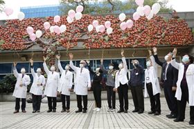 台北榮總今上午舉行器官捐贈感恩會，會中並施放汽球，表達對器官捐贈者大愛精神的感謝與追思。（圖／台北榮總提供）