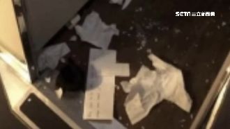 男大鬧機艙毀燈管　同班乘客主動通報
