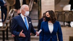 美國總統當選人拜登（左）4日說，經濟復甦正在停滯，呼籲國會立刻通過新型冠狀病毒紓困法案，並於2021年1月追加「數千億美元」援助款。右為美國副總統當選人賀錦麗。（圖／翻攝自facebook.com/joebiden）

