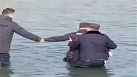 一名安徽女子溺水，而岸上5名公安卻只是站在岸邊觀望，然後動作緩慢的搭建「人橋」（翻攝瀟湘晨報）