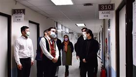 原民語言能力認證測驗登場　原民會主委巡考場109年度原住民族語言能力認證測驗5日登場，原民會主委夷將．拔路兒（Icyang．Parod）（前左2）親自到國立台灣師範大學試區巡視，了解試務作業及應變中心相關處置等。（原民會提供）中央社記者吳欣紜傳真　109年12月5日