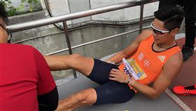全國田徑錦標賽  陳傑跨欄決賽起跑後抽筋倒地台灣跨欄名將陳傑5日在109年全國田徑錦標賽男子400公尺跨欄決賽出賽，起跑後因小腿抽筋倒地，錯失拚奧運達標機會。圖為賽後陳傑接受治療。中央社記者黃巧雯攝　109年12月5日