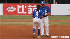 美和中學大學長傳承給青少棒球員。（圖／記者王怡翔攝影）