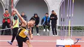 全國田徑錦標賽  鄭兆村85公尺54摘金「黃金右臂」 鄭兆村（前左）在108年5月國際田徑鑽石聯賽上海站，男子標槍以87公尺12搶下奧運門票，5日在新北板橋舉行的109年全國田徑錦標賽中，以85公尺54再度超越東京奧運參賽標準，證明自己的身手。中央社記者黃巧雯攝  109年12月5日