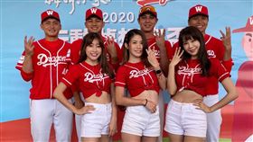 味全龍隊球星羅嘉仁、徐若熙、曾陶鎔、劉基鴻和小龍女啦啦隊也到場加油。（圖／味全龍提供）