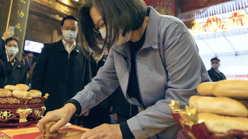 青山祭先踩點　小英做鹹光餅鬥熱鬧