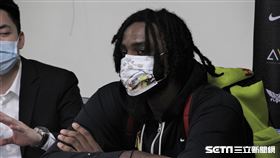 裕隆洋將「喬丹女婿」克里斯馬斯戴著鬼滅之刃口罩出席記者會。（圖／記者劉家維攝影）