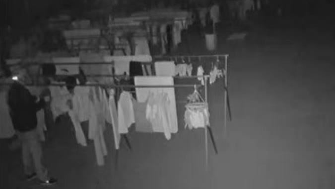 阿伯半夜偷洋裝燒掉：女兒回來說會冷