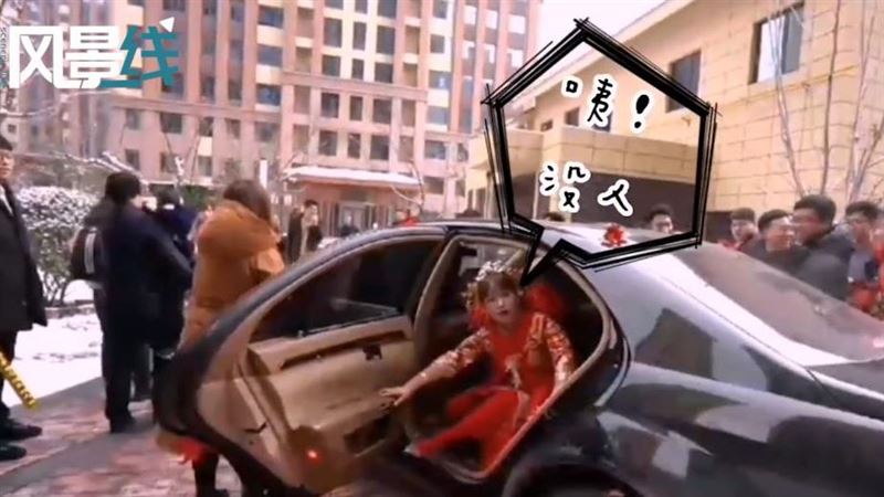 新娘下禮車雪地上狂逃　原因卻很聰明